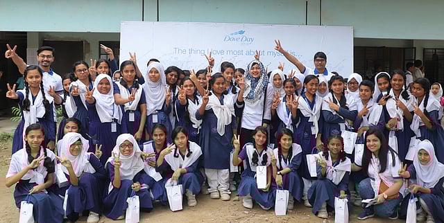 ইউনিলিভারের পারসোনাল কেয়ার ব্র্যান্ড ডাভ চতুর্থবারের মতো বাংলাদেশে উদযাপন করেছে ডাভ ডে। বাহ্যিক সৌন্দর্য নিয়ে নারীদের ইতিবাচক মনোভাব পোষণের লক্ষ্যে ঢাকা, চট্টগ্রাম, রাজশাহী ও সিলেটের মোট ১৯ স্কুলে প্রায় সাড়ে তিন হাজার ছাত্রী অংশগ্রহণ করে এ উদযাপনে।