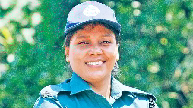 লতা পারভীন পুলিশ বাহিনীর প্রথম নারী সদস্য হিসেবে ব্ল্যাক বেল্ট পান। কারাতে প্রতিযোগিতায় অান্তর্জাতিক অঙ্গনে দেশের একমাত্র নারী বিচারক। প্রথম আলো