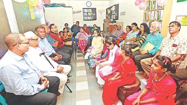 চট্টগ্রাম নগরে প্যারেন্টস লাউঞ্জে আড্ডায় বড়দের সঙ্গে ছোটরাও। জুয়েল শীল