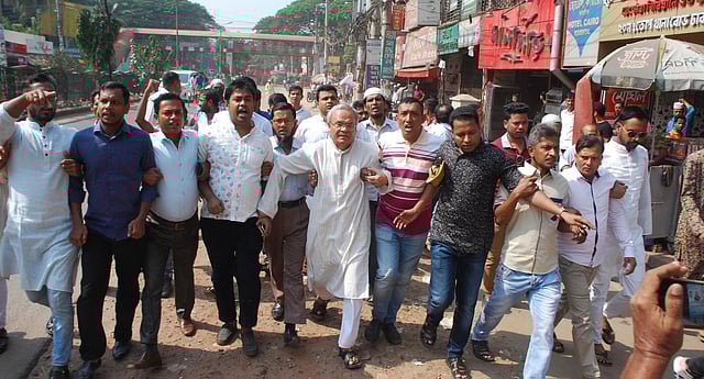প্রেসক্লাবের সামনে বিক্ষোভ করছেন বিএনপির নেতা-কর্মীরা। ছবি: সংগৃহীত।