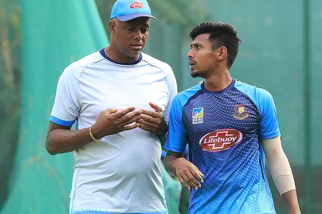 নিজের সেরা অস্ত্রটিকে শানিয়ে নিচ্ছেন বোলিং কোচ কোর্টনি ওয়ালশ। ছবি: প্রথম আলো