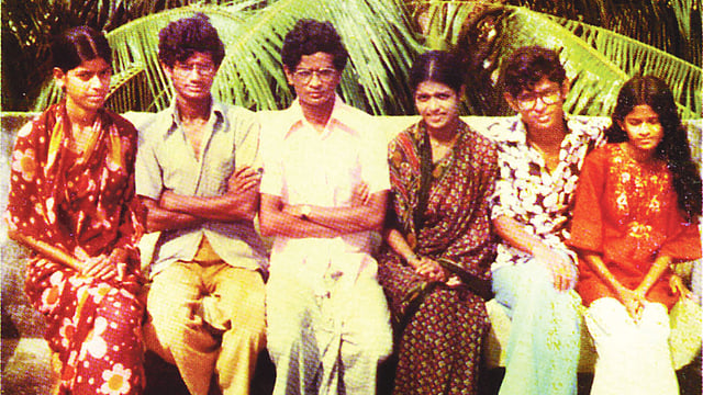 ১৯৭৬ সােল ছয় ভাইবোন। বাঁ থেকে শিখু, আহসান হাবীব, হুমায়ূন আহমেদ, শেফু, মুহম্মদ জাফর ইকবাল ও মনি। ছবি: সংগৃহীত