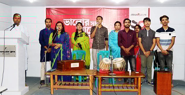 প্রতিষ্ঠাবার্ষিকীর অনুষ্ঠানে গান পরিবেশন করেন বন্ধুরা
