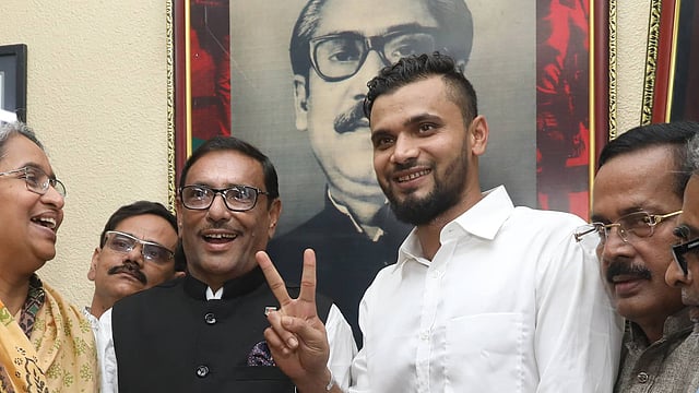 ফরম নেওয়ার পর বিজয় সূচক ‘ভি’ চিহ্ন দেখান মাশরাফি। ছবি: দীপু মালাকার