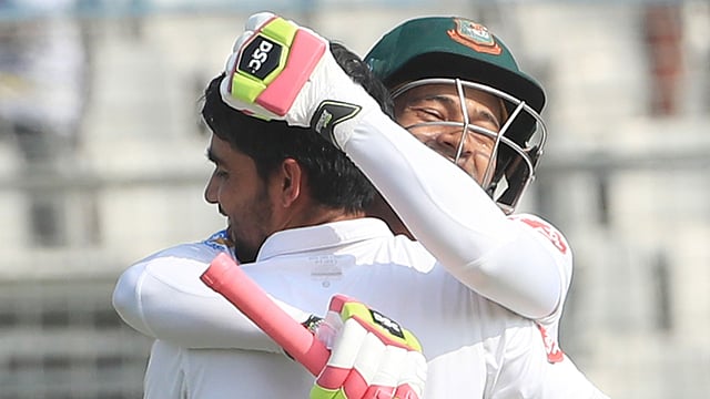 ক্যারিয়ারের সপ্তম সেঞ্চুরি পেলেন মুমিনুল, অভিনন্দন জানাচ্ছেন প্রিয় সঙ্গী মুশফিক। ছবি: প্রথম আলো
