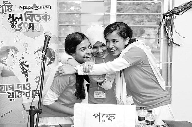 সিলেটে পুষ্টি-প্রথম আলো আঞ্চলিক বিতর্ক উৎসবে চ্যাম্পিয়ন দলের উল্লাস। গতকাল সিলেট নগরের বর্ডার গার্ড পাবলিক স্কুল অ্যান্ড কলেজ মিলনায়তনে। ছবি: প্রথম আলো