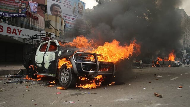 পুলিশের পিকআপ জ্বলছে। ছবি: আবদুস সালাম