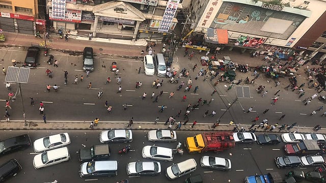 বেলা পৌনে একটার দিকে সংঘর্ষ বাধে। ছবি: রোজিনা ইসলাম