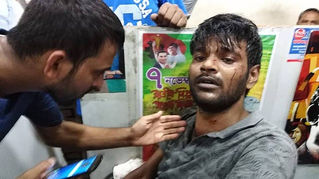 সংঘর্ষের ঘটনায় আহত এক ব্যক্তি। ছবি: আরিফুজ্জামান