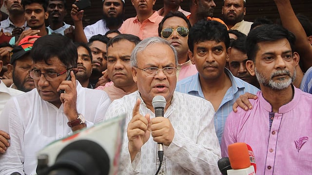 নয়াপল্টনে কথা বলছেন বিএনপির জ্যেষ্ঠ যুগ্ম মহাসচিব রুহুল কবির রিজভী। ছবি: আবদুস সালাম