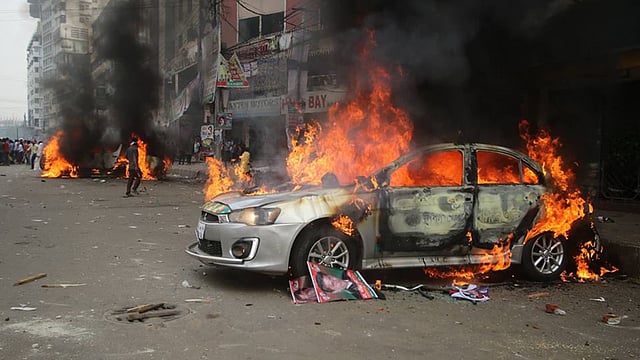 পুলিশের গাড়ি জ্বলছে। ছবি: আবদুস সালাম