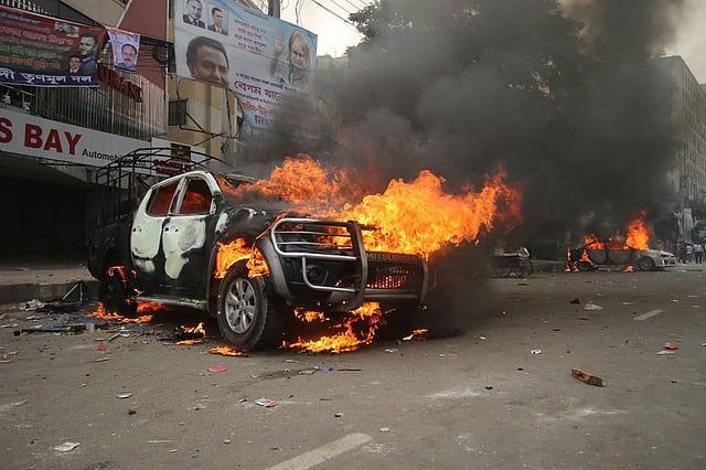 সংঘর্ষের একপর্যায়ে পুলিশের গাড়িতে আগুন দেওয়া হয়। ছবি: আবদুস সালাম