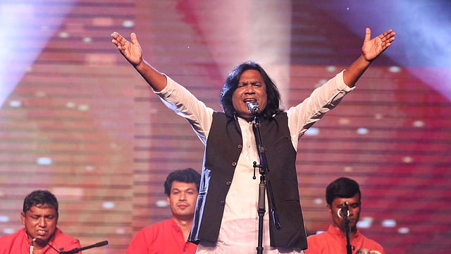 ঢাকা আন্তর্জাতিক লোক উৎসবের প্রথম দিনে সংগীত পরিবেশন করেন নারায়ণগঞ্জের আবদুল হাই দেওয়ান। গতকাল বনানীতে বাংলাদেশ আর্মি স্টেডিয়ামে। ছবি: সাইফুল ইসলাম