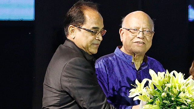 উদ্বোধনীপর্বে অর্থমন্ত্রী এ এম এ মুহিতকে ফুল দিয়ে শুভেচ্ছা জানান সান ফাউন্ডেশনের চেয়ারম্যান অঞ্জন চৌধুরী। প্রথম আলো