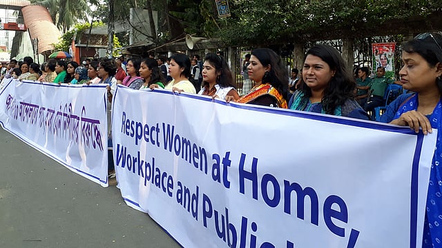 সমাজে নিপীড়নকারীর বিরুদ্ধে প্রতিরোধ গড়ে তোলার আহ্বান জানানো হয় মানববন্ধনে। ছবি: প্রথম আলো