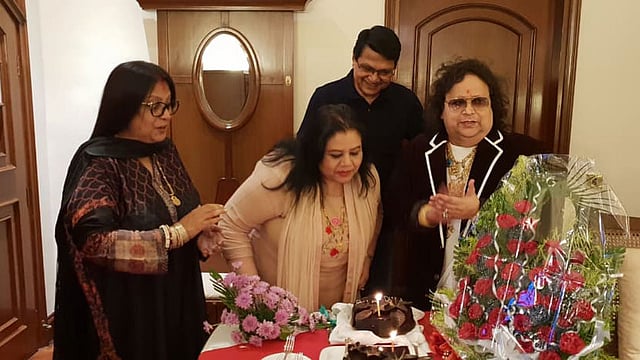 বাপ্পি লাহিড়ীকে নিয়ে কেক কেটেছেন রুনা লায়লা। পাশে চিত্রনায়ক আলমগীর ও বাপ্পি লাহিড়ীর স্ত্রী। ছবি: ফেসবুক থেকে নেওয়া