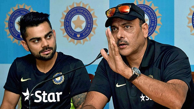 অধিনায়ক কোহলির সঙ্গে শাস্ত্রী। ছবি: এএফপি