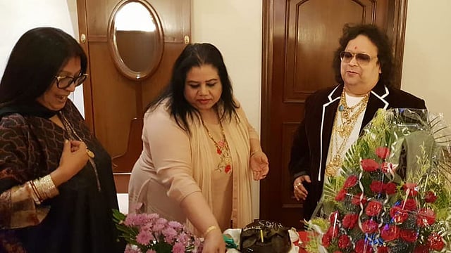 রুনা লায়লার জন্মদিনে স্ত্রীকে নিয়ে বাপ্পি লাহিড়ী। ছবি: ফেসবুক থেকে নেওয়া