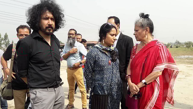 কেরানীগঞ্জে ঢাকা কেন্দ্রীয় কারাগারের সামনে অপেক্ষায় শহিদুল আলমের স্বজন ও আইনজীবীরা। ছবি: ইকবাল হোসেন