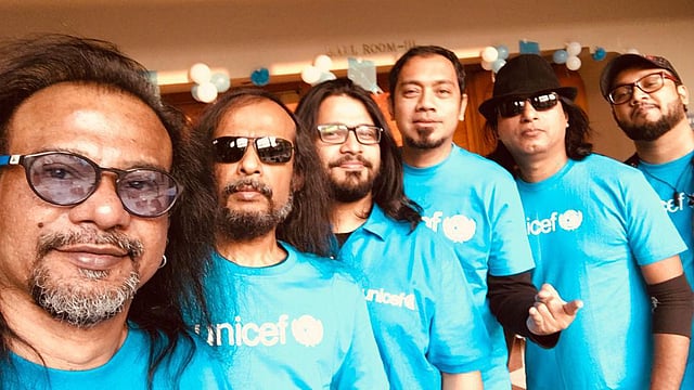 মীনা অ্যাওয়ার্ড অনুষ্ঠান মঞ্চে গাইতে যাওয়ার আগে ওয়ারফেজ। ছবি: ফেসবুক থেকে