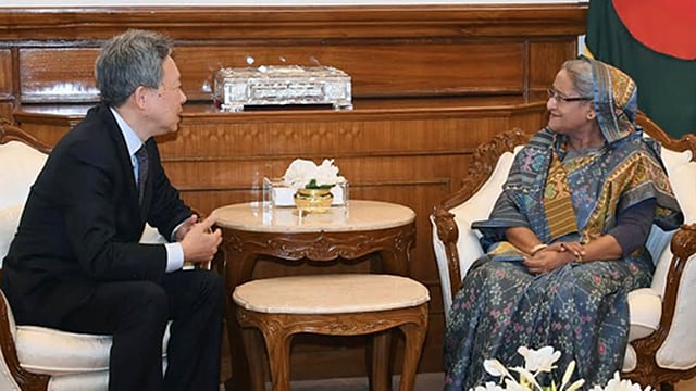 ঢাকায় নিযুক্ত দক্ষিণ কোরীয় রাষ্ট্রদূত হু ক্যাং ইল প্রধানমন্ত্রী শেখ হাসিনার সঙ্গে সাক্ষাৎ করেন। প্রধানমন্ত্রীর কার্যালয়, ঢাকা, ২০ নভেম্বর। ছবি: বাসস