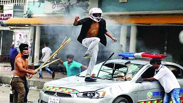 নয়াপল্টনে বিএনপির কেন্দ্রীয় কার্যালয়ের সামনে পুলিশের সঙ্গে বিএনপির নেতা-কর্মীদের সংঘর্ষের সময় হেলমেট পরে শার্ট খুলে একজন পুলিশের গাড়ির ওপর উঠে লাফিয়েছিলেন। ছবি: সংগৃহীত