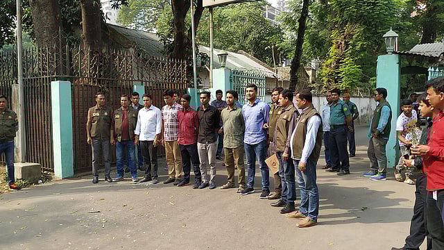 হোসেন আলী হেলমেট পরে শার্ট খুলে পুলিশের গাড়ির ওপর উঠে লাফিয়েছিল। তাঁকেসহ ছয়জনকে গ্রেপ্তার করেছে ডিবি পুলিশ। ছবি: প্রথম আলো