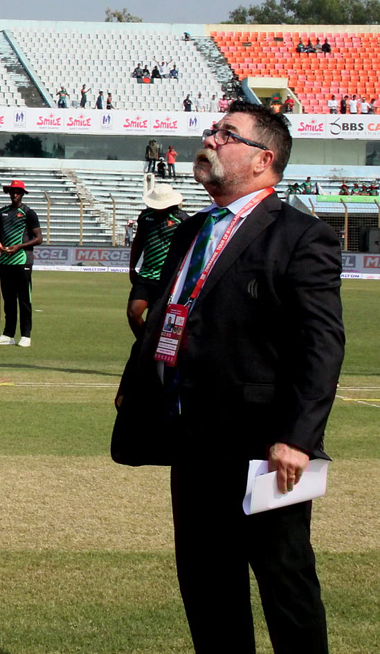 মায়ের মৃত্যু সংবাদে ফিরে যাচ্ছেন ডেভিড বুনকে। ছবি: প্রথম আলো