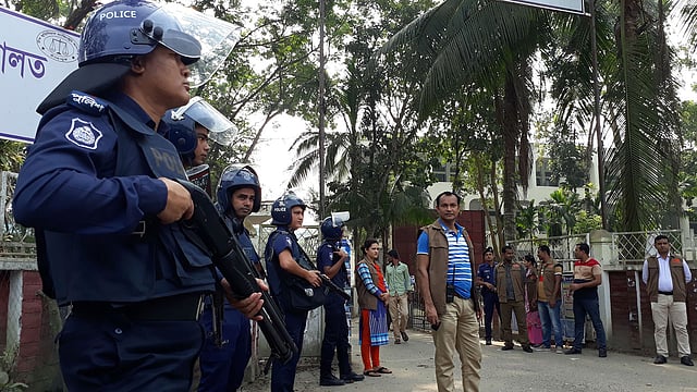 গতকাল বৃহস্পতিবার সকাল থেকে চাঁদপুর পুলিশ ও ডিবি পুলিশের কয়েকটি দল জেলা প্রশাসকের কার্যালয় ও জেলা জজ আদালতের প্রত্যেকটি প্রবেশ মুখ ঘিরে রাখে। ছবি: আলম পলাশ