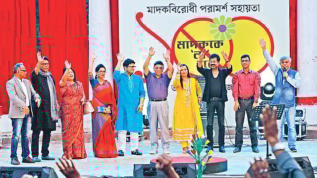 প্রথম আলো ট্রাস্টের ‘মাদকবিরোধী পরামর্শ সহায়তা সভার’ ১০০তম অনুষ্ঠানে অতিথিরা হাত তুলে মাদককে ‘না’ বলেন। গতকাল সন্ধ্যায় রাজধানীর ধানমন্ডির রবীন্দ্রসরোবরে। ছবি: প্রথম আলো