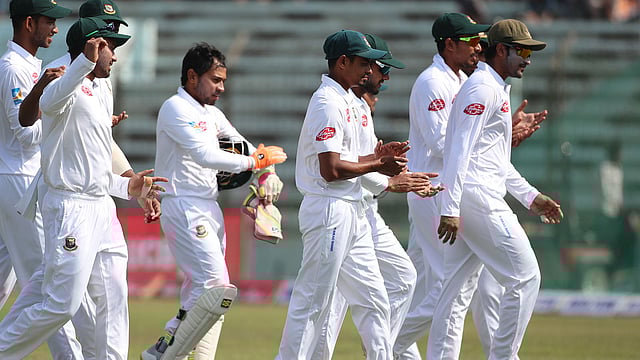 লাঞ্চ বিরতিতে সতীর্থদের সঙ্গে মাঠ ছাড়ছেন তাইজুল। ছবি: প্রথম আলো