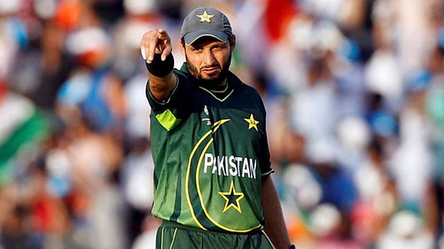 ধোনির হয়ে ব্যাট চালালেন আফ্রিদি। ছবি: রয়টার্স