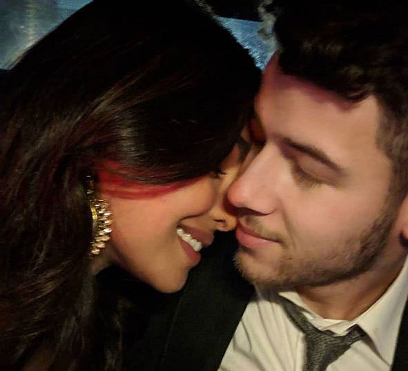 দিল্লিতে নিক জোনাসকে স্বাগত জানিয়ে ইনস্টাগ্রামে এই ছবি পোস্ট করে প্রিয়াঙ্কা চোপড়া লিখেছেন, ‘ওয়েলকাম হোম, বেবি!’