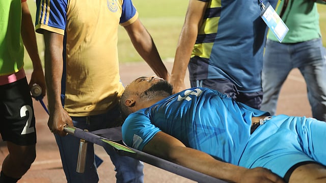 মাঠ থেকে হাসপাতালে নেওয়া হচ্ছে সানডে চিজোবাকে। প্রথম আলো ফাইল ছবি