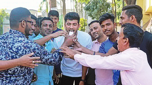 বন্ধুদের সঙ্গে কেক কেটে ভাগাভাগি করে নিচ্ছেন আনন্দ। ছবি: প্রথম আলো