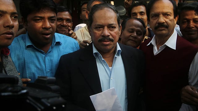 চিঠি হাতে মুজিবর রহমান সরোয়ার। ছবি: আবদুস সালাম