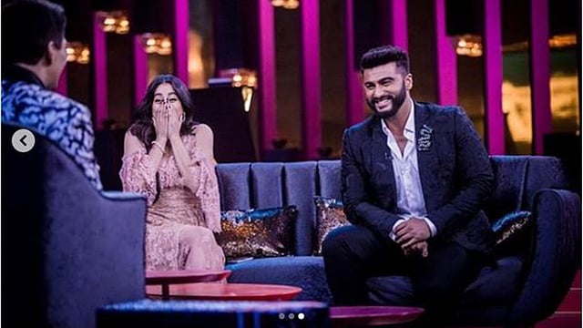 ‘কফি উইথ করণ’ অনুষ্ঠানে ভাইয়ের জবাব শুনে হাত দিয়ে নিজের মুখ চেপে ধরেন জাহ্নবী