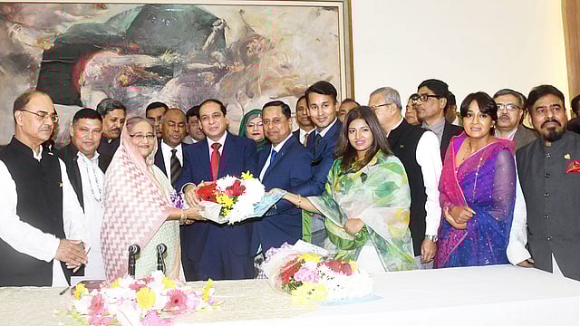 প্রধানমন্ত্রী শেখ হাসিনার হাতে ফুলের তোড়া তুলে দিয়ে আওয়ামী লীগের সঙ্গে এই একাত্মতা প্রকাশ করেন সেনা, নৌ ও বিমানবাহিনীর অবসরপ্রাপ্ত দেড় শতাধিক কর্মকর্তা। গণভবন, ঢাকা, ২৭ নভেম্বর। ছবি: ফোকাস বাংলা