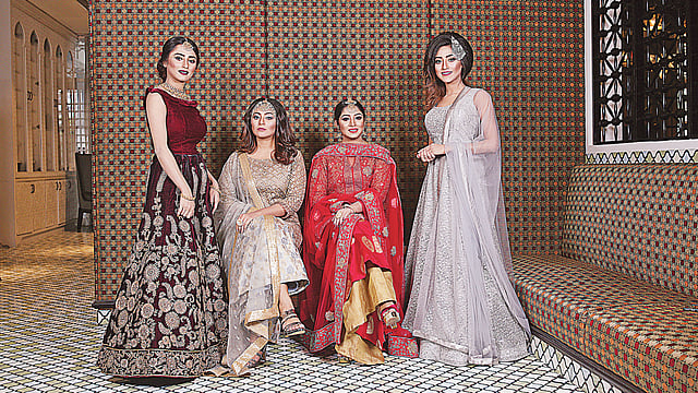 বর বা কনের বোনদের সাজেও থাকে জমকালো ভাব। মডেল: আন্নি, জেনিফার, প্রেরণা ও সানি, পোশাক: অদ্রিয়ানা, গয়না: স্পার্কেল