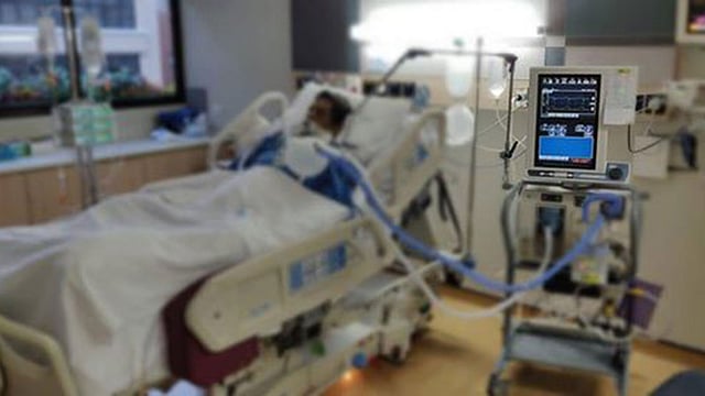 বামরুনগ্রাদ হাসপাতালের আইসিইউতে আমজাদ হোসেন। ছবি: সংগৃহীত