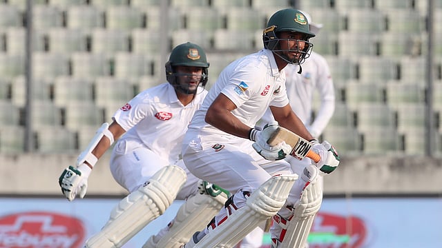 দিন শেষে ৬৯ রানের জুটি গড়ে অপরাজিত সাকিব-মাহমুদউল্লাহ। ছবি: শামসুল হক