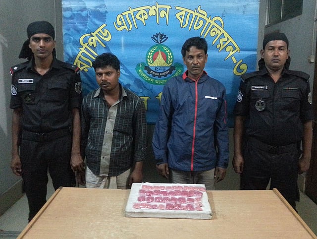 রাজধানীর পূর্বাচল এলাকা থেকে ট্রাকে করে মাদক পাচারের সময় কোরবান আলী মুন্সি (৪০) ও মো. খোকন (৩৭) নামে দুজনের কাছ থেকে ছয় হাজার ইয়াবা উদ্ধার করে র্যাব-৩। ছবি : সংগৃহীত