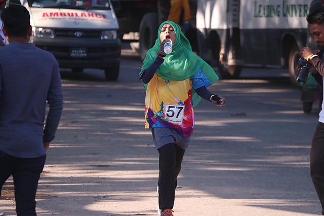 দৌড়ের সময় এক প্রতিযোগীর পানি পান