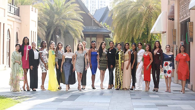 ২০ জন প্রতিযোগীর সঙ্গে ঐশী (বাঁ থেকে প্রথম)