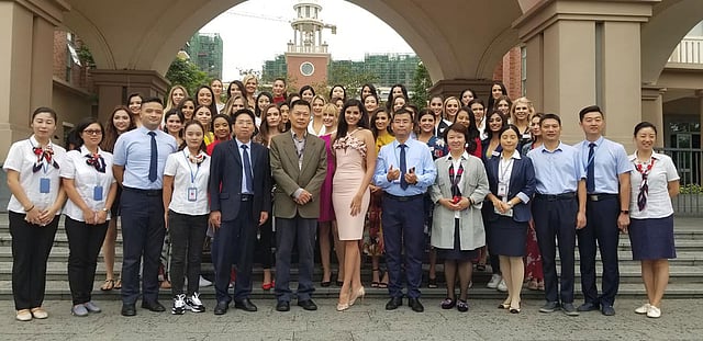 বেড়ানোর ফাঁকে সবার সঙ্গে ঐশী