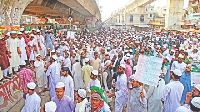 তাবলিগ জামাতের দুই পক্ষের সংঘর্ষে গত শনিবার একজন নিহত হওয়ার প্রতিবাদে গতকাল যাত্রাবাড়ী মোড়ে সমাবেশ করে মাওলানা সাদ কান্ধলভীর বিরোধী একটি অংশ। ছবি: প্রথম আলো