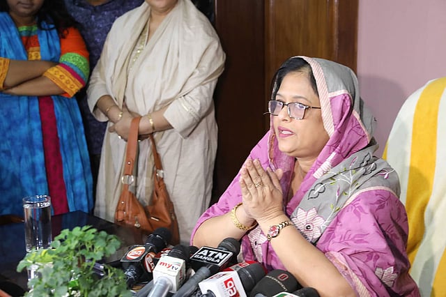 বেইলি রোডে ভিকারুননিসা নূন স্কুল অ্যান্ড কলেজে সাংবাদিকদের সঙ্গে কথা বলছেন অধ্যক্ষ নাজনীন ফেরদৌস। ছবি: আশরাফুল আলম