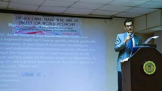 সেমিনারে মূল প্রবন্ধ পাঠ করেন সহকারী অধ্যাপক সিদ্দিক হায়াত খান। ছবি: সংগৃহীত