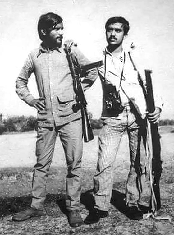 ১৯৭১–এর মুক্তিযুদ্ধের সময় সহযোদ্ধার সঙ্গে থ্রি–নট–থ্রি রাইফেল ও ওয়ান টুয়েন্টি ক্যামেরা হাতে সেদিনের তরুণ আনোয়ার হোসেন (ডানে)। ছবি: সংগৃহীত