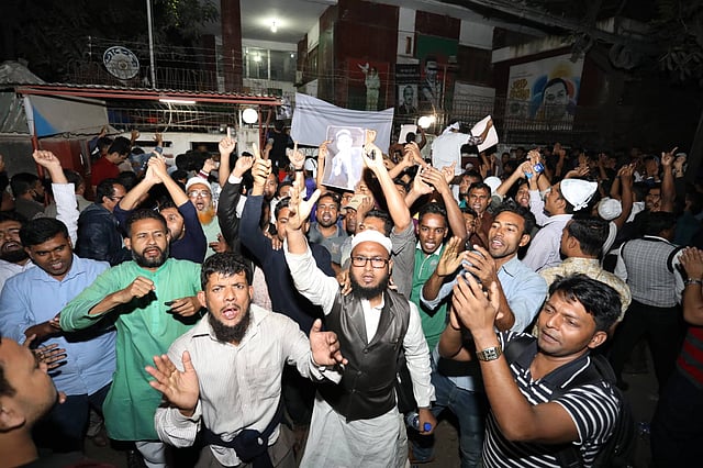 মনোনয়ন না দেওয়ার প্রতিবাদে বিএনপি নেতা এহছানুল হক মিলন, তৈমুর আলম খন্দকার ও সেলিমুজ্জামান সেলিমের অনুসারী কর্মী-সমর্থকেরা গুলশানে দলের চেয়ারপারসনের কার্যালয়ের সামনে বিক্ষোভ করছেন। ৮ ডিসেম্বর, গুলশানে দলের চেয়ারপারসনের কার্যালয়, ঢাকা। ছবি: দীপু মালাকার